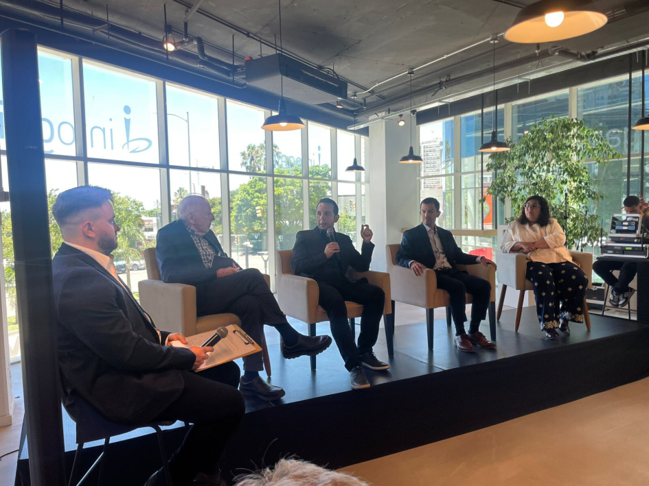 Panel  integrado por Marcelo Mariño, Sara Goldberg, Ajaneesh Kumar, Gabriel Rozman y Álvaro Brunini