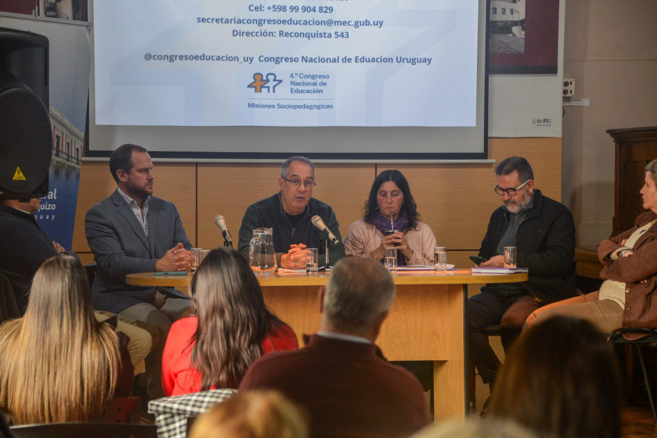 Autoridades presentando la Comisión Departamental.