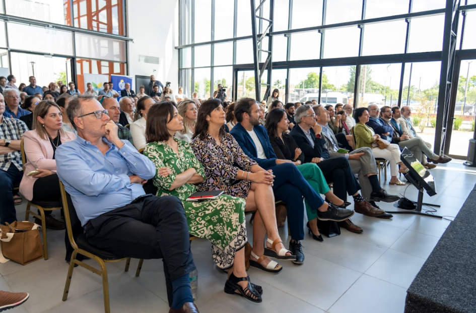 Primera fila del público. Se ven autoridades nacionales prestando atención al discurso.