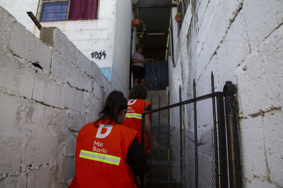 Censistas de Más Barrio ingresan a una vivienda durante el relevamiento en Cerro Norte.