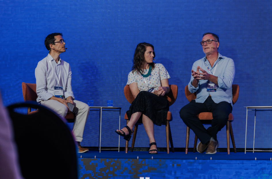 Bruno Gili participando en un panel en UM Connects