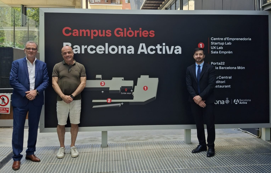 Bruno Gili y representantes de Barcelona Activa