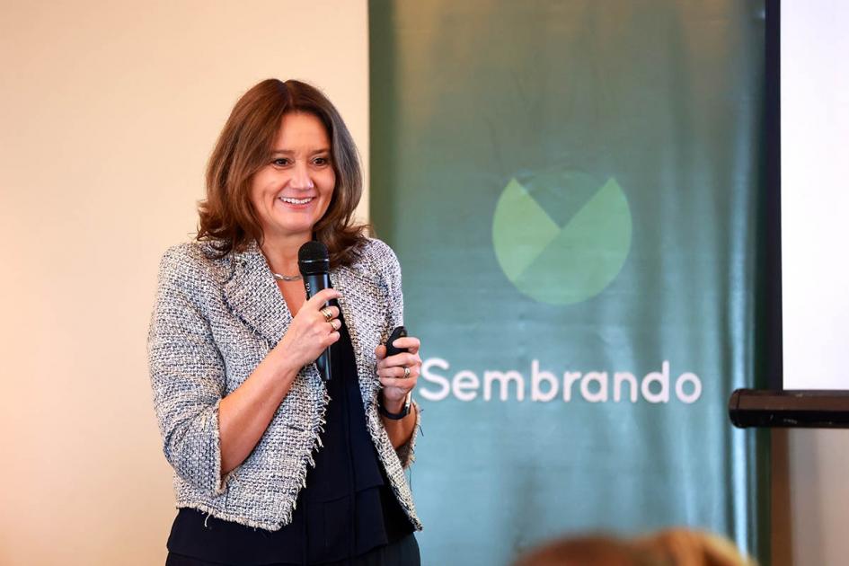 Francisca Sinn, docente de la Universidad Adolfo Ibáñez presentando su charla