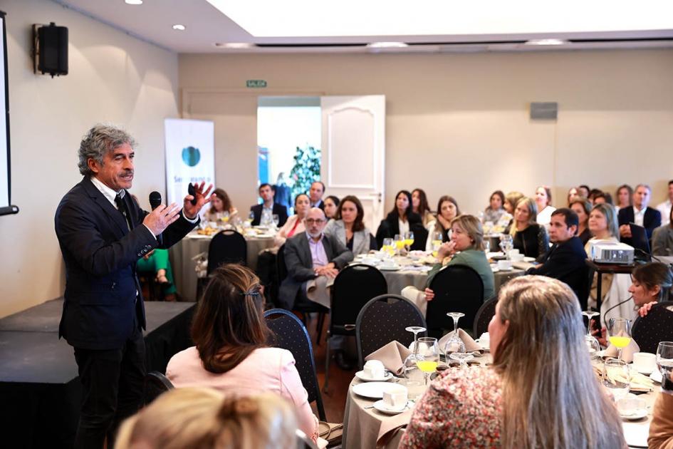 Guillermo Bilancio, docente de la Universidad Adolfo Ibáñez presentando su charla