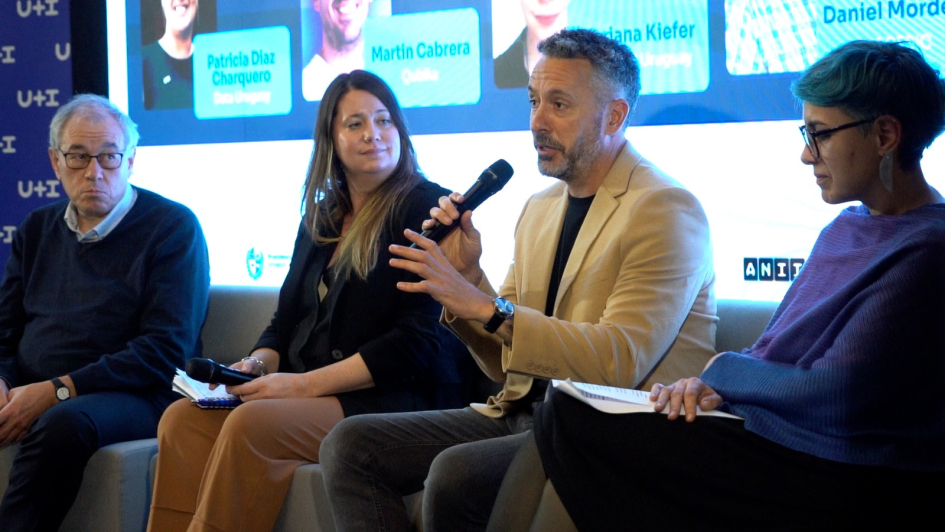 Patricia Diaz, Matrin Cabrera, Mariana Kiefer y Daniel Mordecki discuten en formato panel