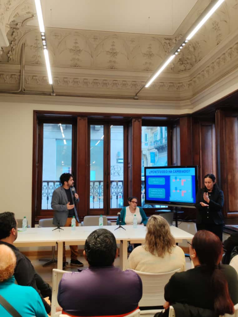 Daniel Arbulo presentando el Informe Anual con intérprete de Lengua de Señas Uruguayas