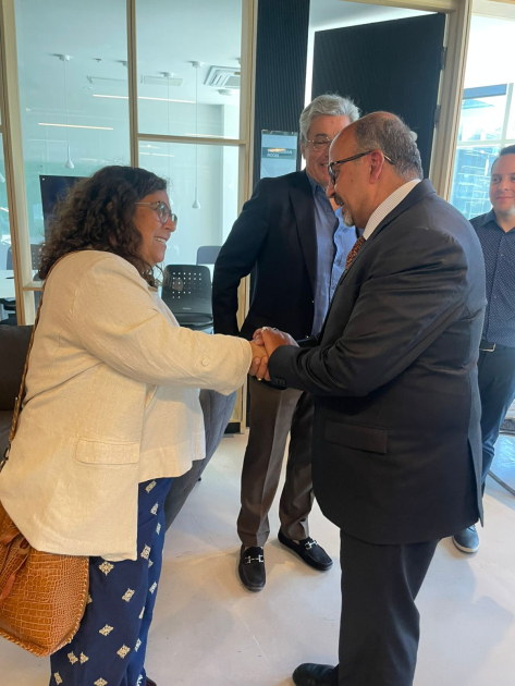 Sara Goldberg saluda el embajador Ajaneesh Kumar