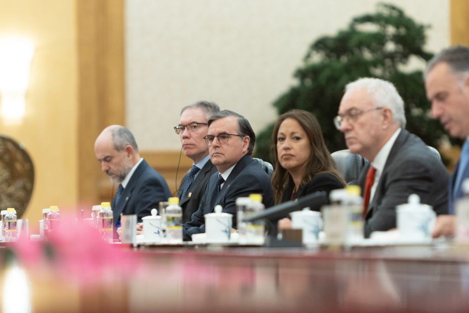 Autoridades nacionales sentadas en una mesa