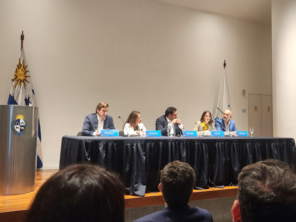 Panel de personas que hablaron durante la jornada