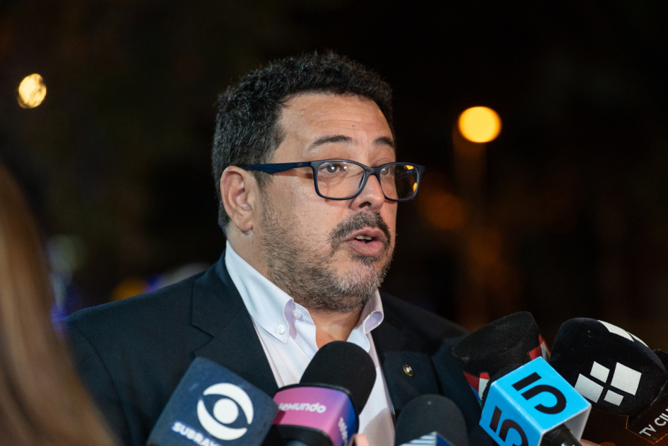 Secretario de Presidencia, Alejandro Sánchez, realizando decalraciones ante la prensa