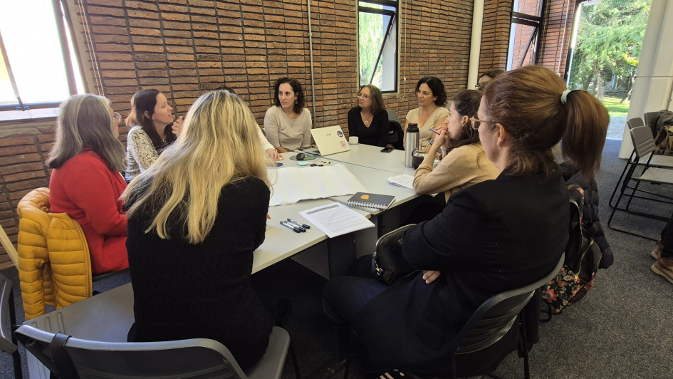Personas alrededor de una mesa trabajando en modo taller