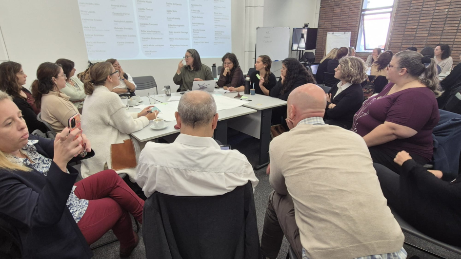 Personas alrededor de una mesa trabajando en modo taller