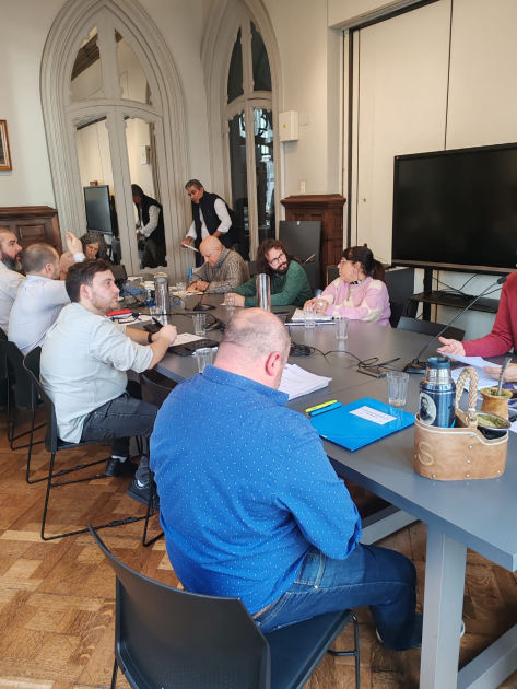 Foto de la reunión con la Comisión de Movilidad en la Junta Departamental de Montevideo