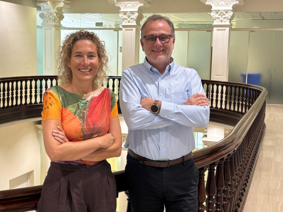 Bruno Gili y representante de la red de Centros CERCA