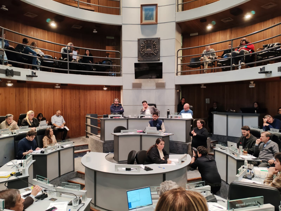 Foto del Titular de la Defensoría hablando en la Sesión Ordinaria del 16 de julio de 2026