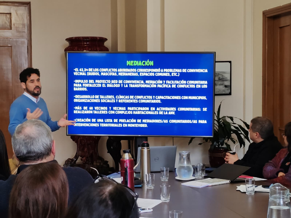 Foto del Titular de la Defensoría hablando en el Gabinete de la Intendencia de Montevideo.