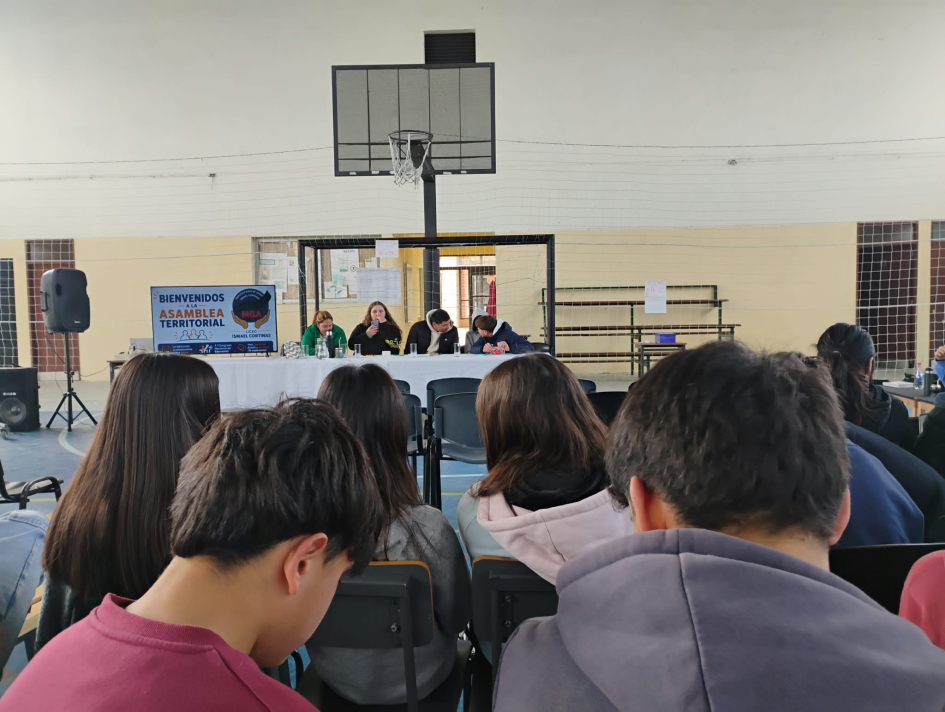 Personas reunidas en Asamblea del Liceo Ismael Cortinas | Flores