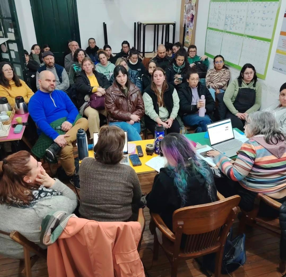 Personas reunidas en Asamblea Federación de Cooperativas de Producción del Uruguay | Montevideo