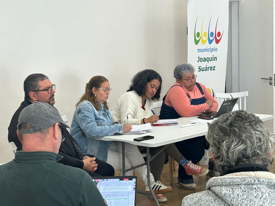 Personas reunidas en Asamblea del Centro Cultural Joaquin Suárez | Canelones