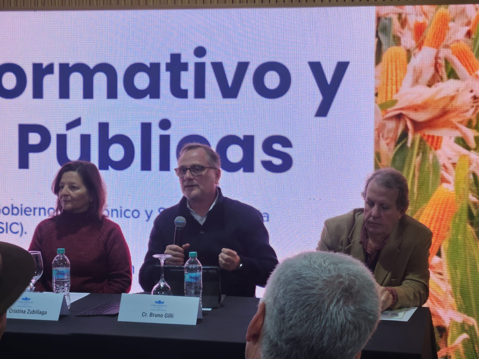 Panelistas sentados detrás de una mesa