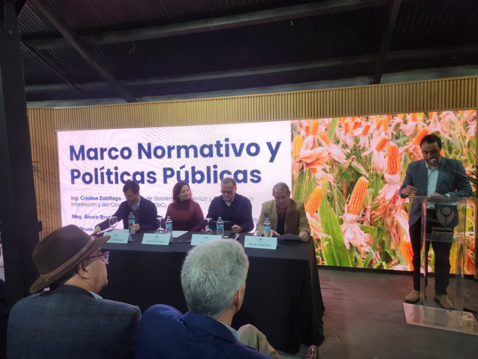 Panelistas sentados detrás de una mesa