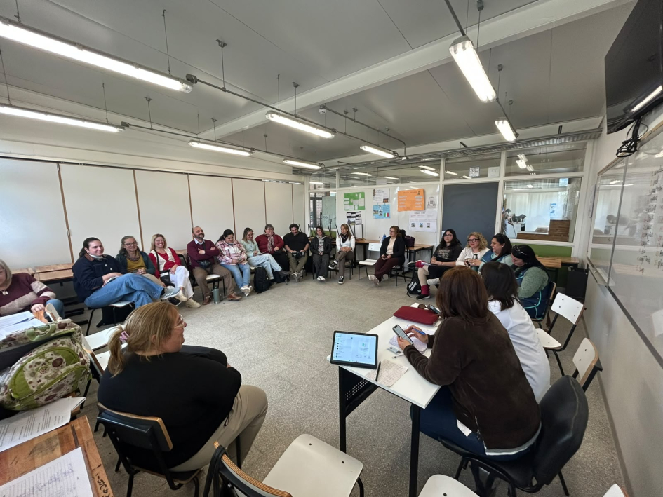 Personas reunidas en Asamblea Red Interinstitucional Andaluz | Canelones