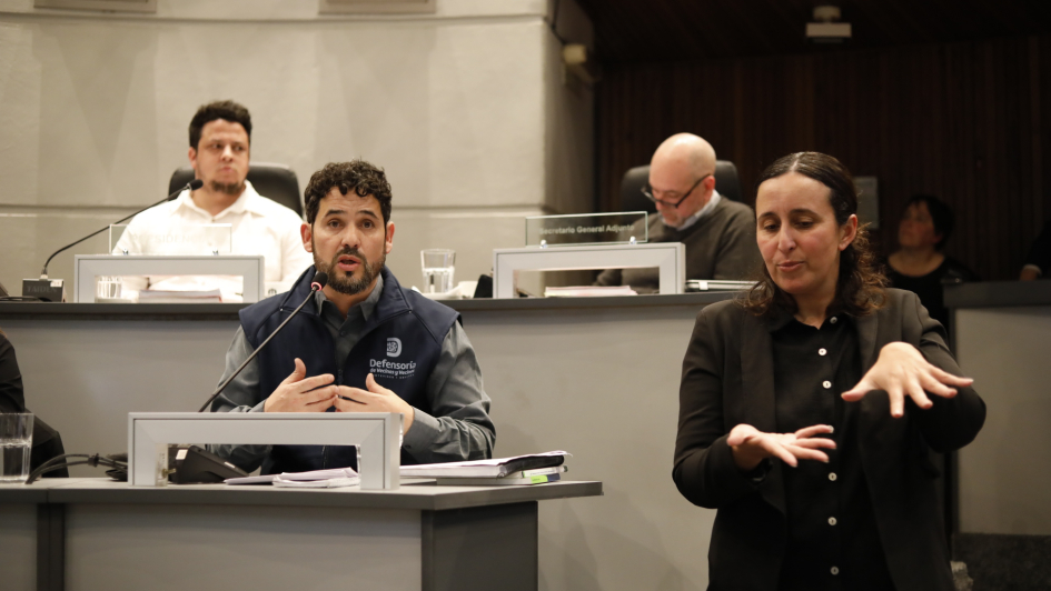 Titular de la Defensoría presentando el Informe Anual con intérprete de Lengua de Señas Uruguayas