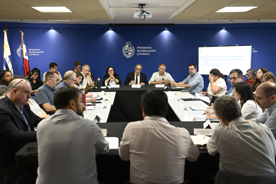 Integrantes del instituciones del Sistema Nacional de Educación en reunión.