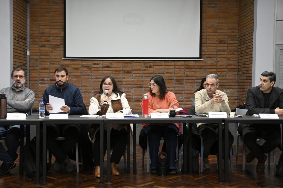 Personas sentadas durante una reunión.