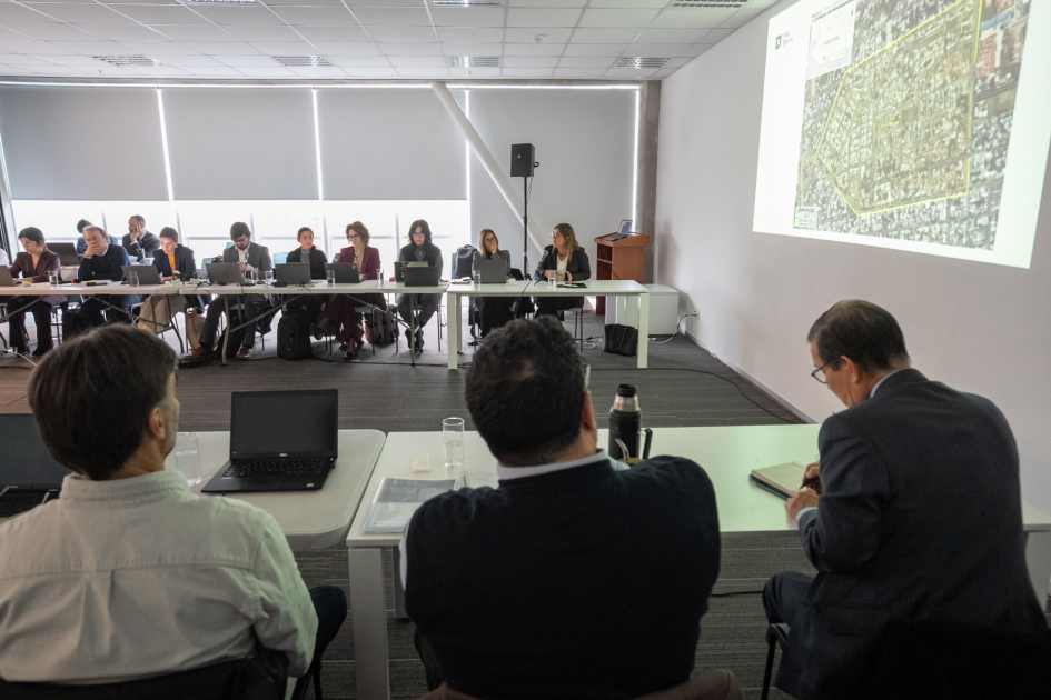 Autoridades del Gobierno y representantes de CAF participan en una reunión de actualización