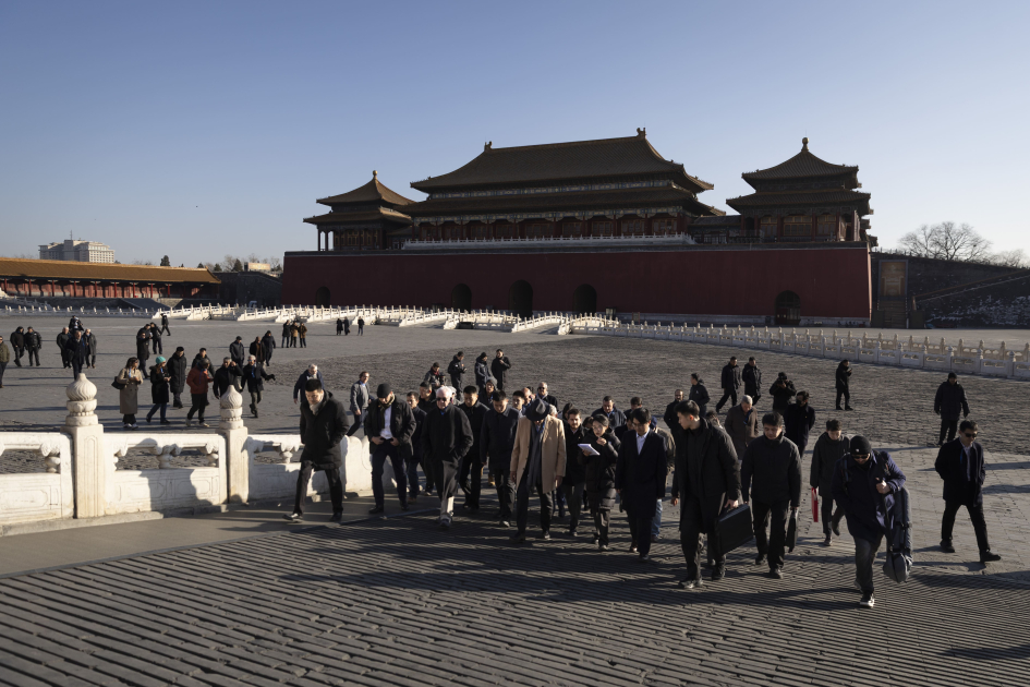 Delegación uruguaya camina en un paisaje chino