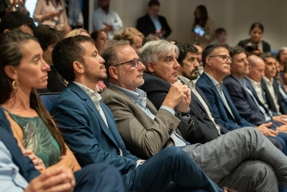Autoridades sentadas en la audiencia