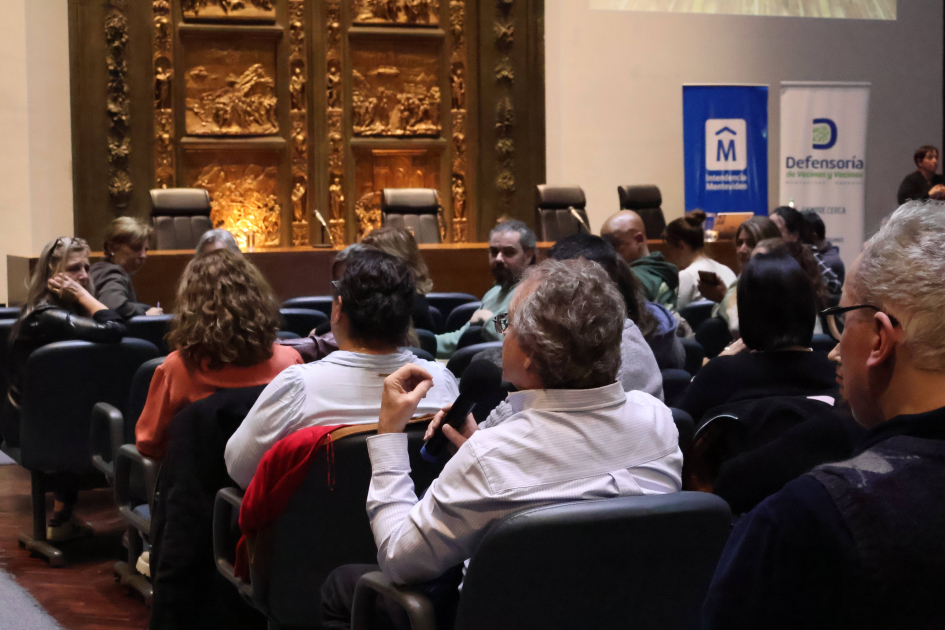 Intercambios entre participantes en la actividad de la Intendencia de Montevideo