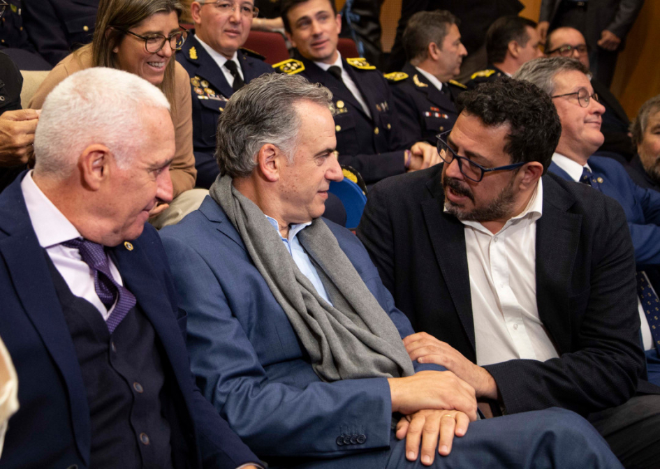 Presidente, Ministro y Secretario de Presidencia charlando Presidente, Ministro y Secretario de Presidencia charlando
