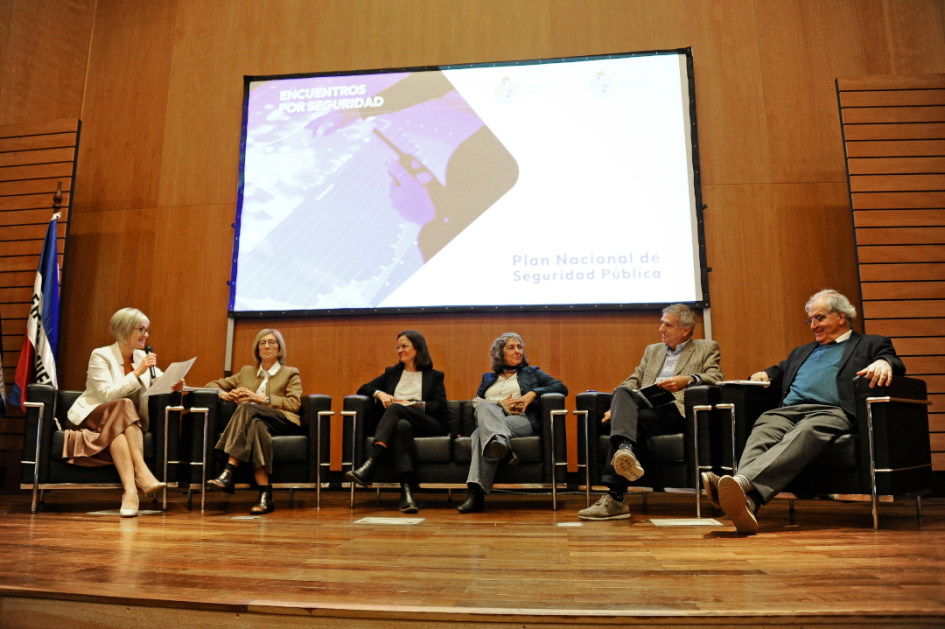 Panel de debate encabezado por la Subsecretaria del Ministerio del Interior Panel de debate encabezado por la Subsecretaria del Ministerio del Interior