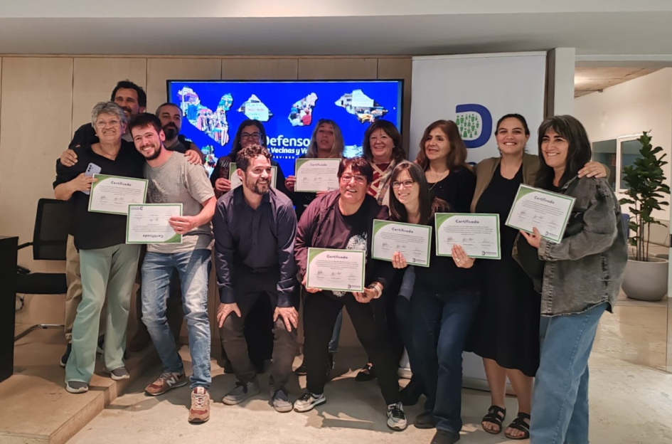 Foto de las y los participantes del curso de mediación con sus diplomas.