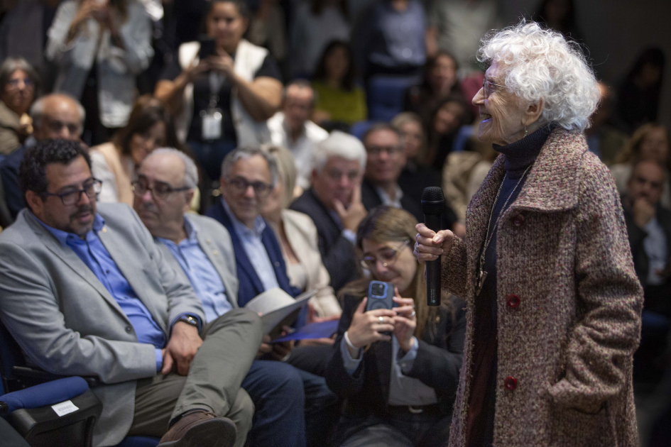 Ida Holz sonríe mientras observa a la audiencia