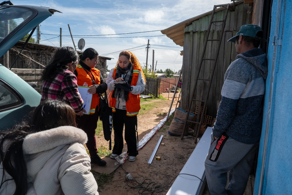 Dos censistas de Más Barrio relevan a vecinos frente a una vivienda de La Colina.