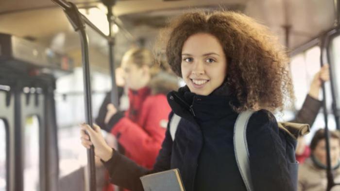 Mujer viajando en bus