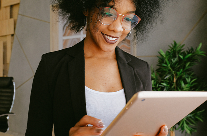 Imagen de mujer sosteniendo un tablet.