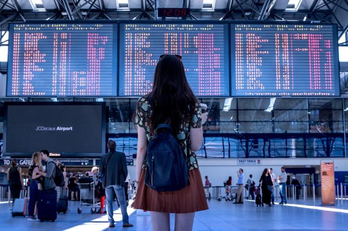 persona en aeropuerto