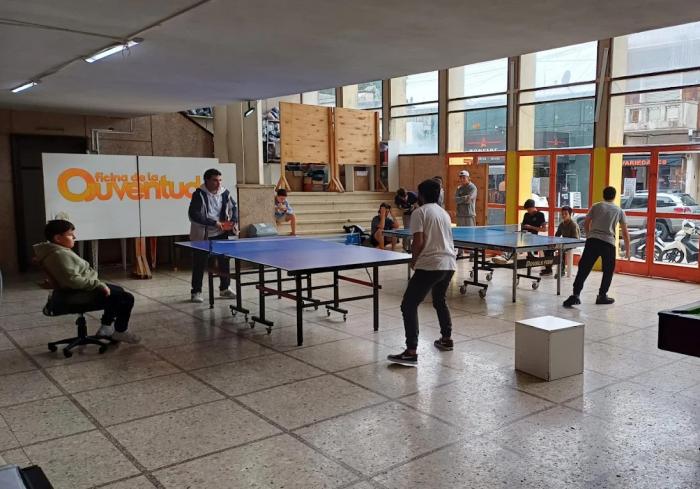 Jóvenes jugando al ping pong