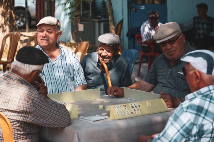 personas mayores diviertiéndose