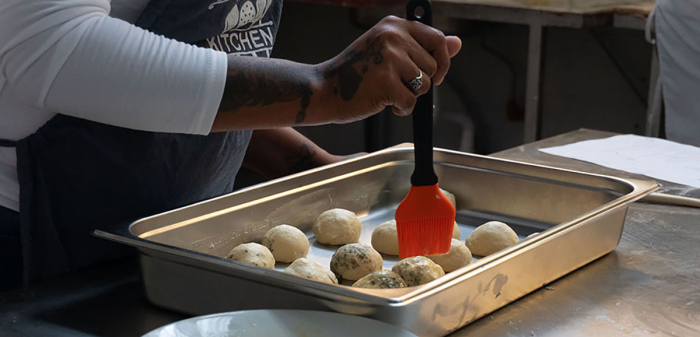 Realizando tareas de cocina y horneado