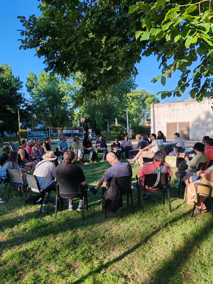 Foto de actividad al aire libre con la participación de vecinas y vecinos