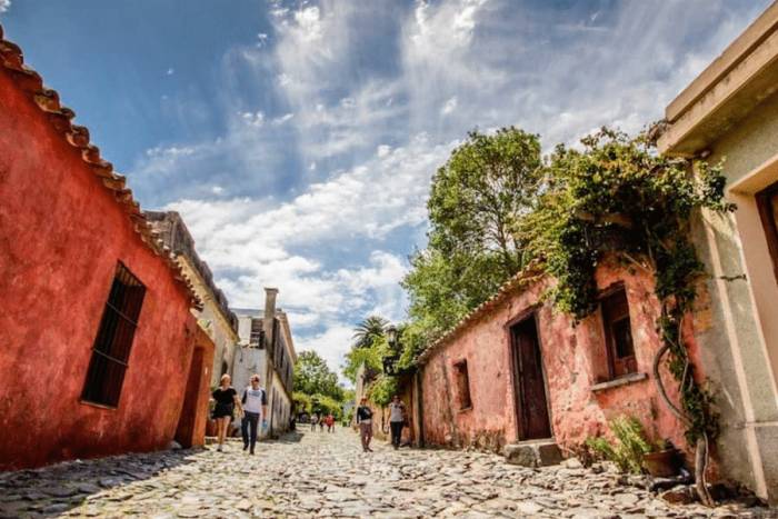 personas paseando por Colonia del Sacramento, Uruguay