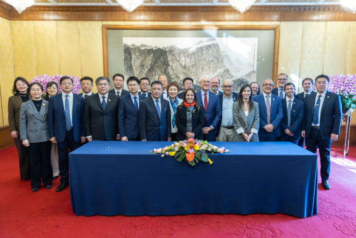 Autoridades nacionales y chinas posan para la foto