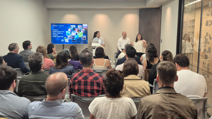 Elianne Elbaum, Alejandro Pazos y Sara Goldberg hablan frente al público