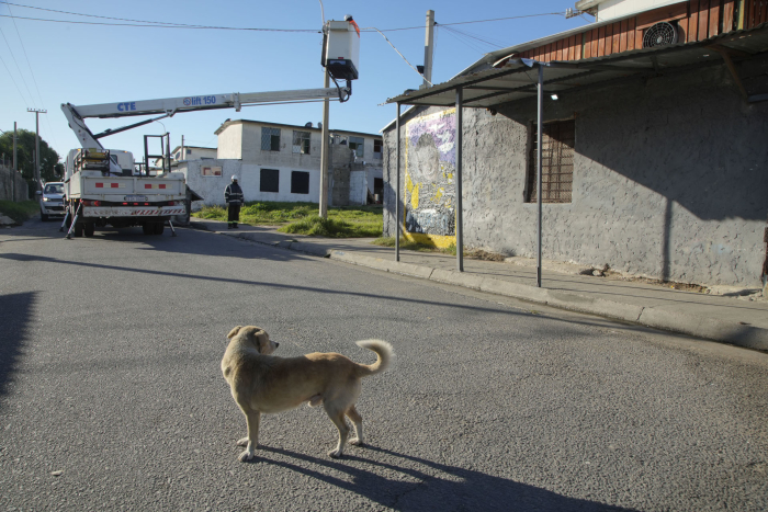 Funcionario trabaja en el alumbrado público durante una intervención de Más Barrio en Cerro Norte