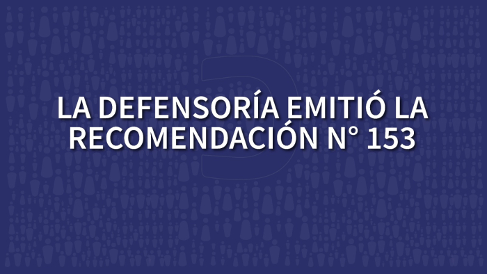 Placa informativa con el texto "La Defensoría emitió la Recomendación N°153"